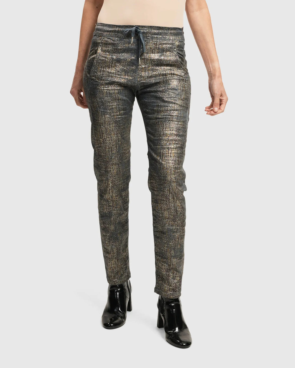A mature woman donning Iconic Jeans Desires by ALEMBIKA and a stylish black top.