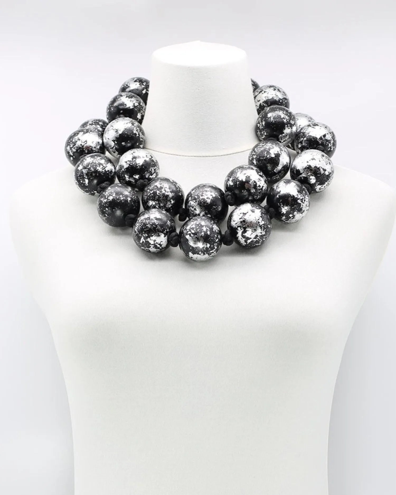 GIANT BEAD NECKLACE, SILVER – Alembika U.S.