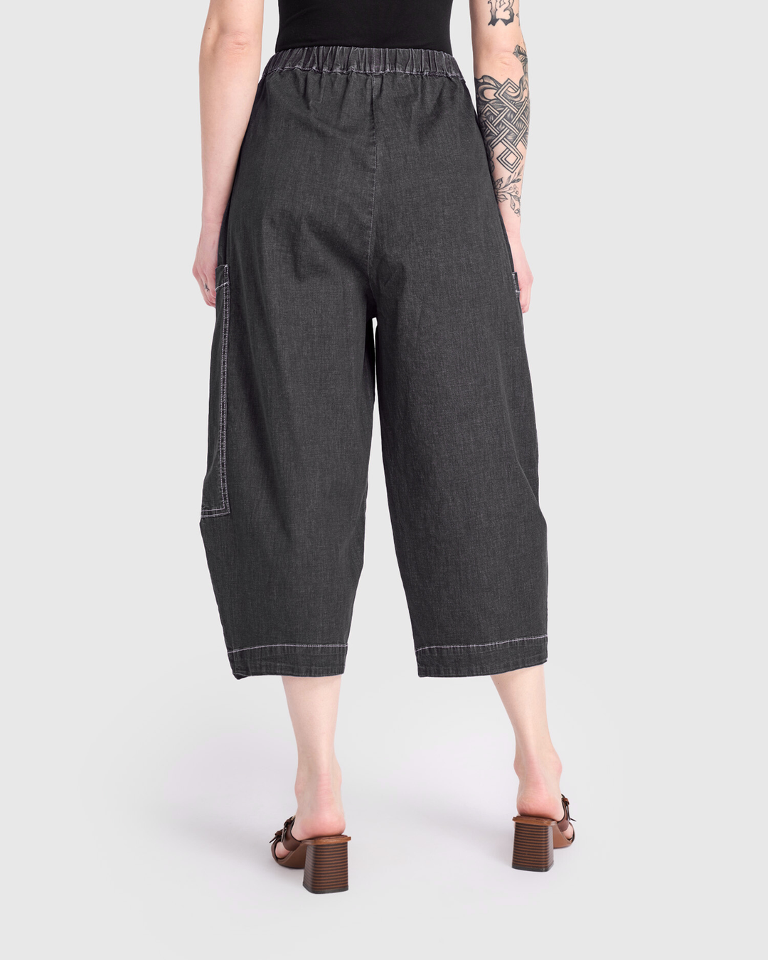 Bold Barrel Capri Pants, Jet Denim