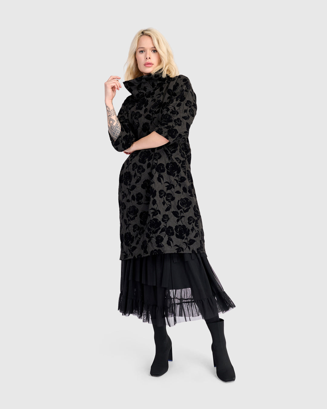 Jaquie Shift Dress, Black Roses