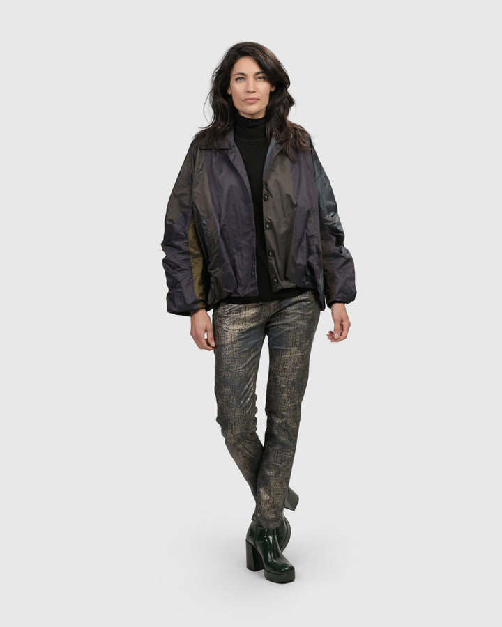 A women over 50 wearing the Iconic Jeans Desires, Petrol by ALEMBIKA, a black jacket and stretch pants.