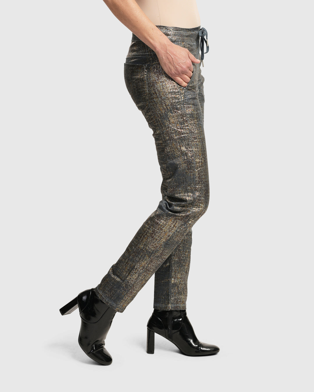An ALEMBIKA stretch-wearing woman over 50 in Iconic Jeans Desires, Petrol pants.