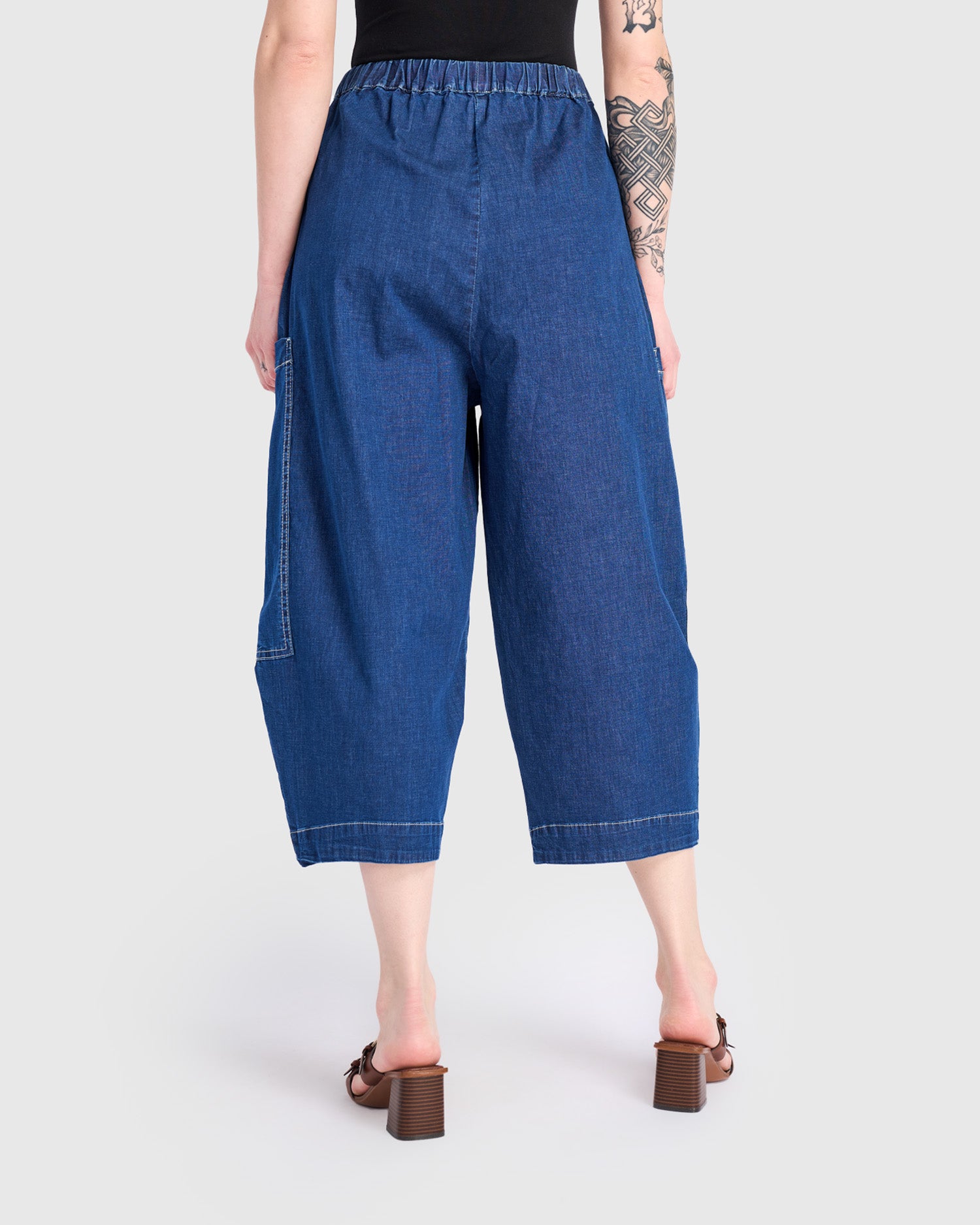 Glamb - Carson Cropped Pants ブルー Bold Barrel Capri Pants, Denim – Alembika U.S.