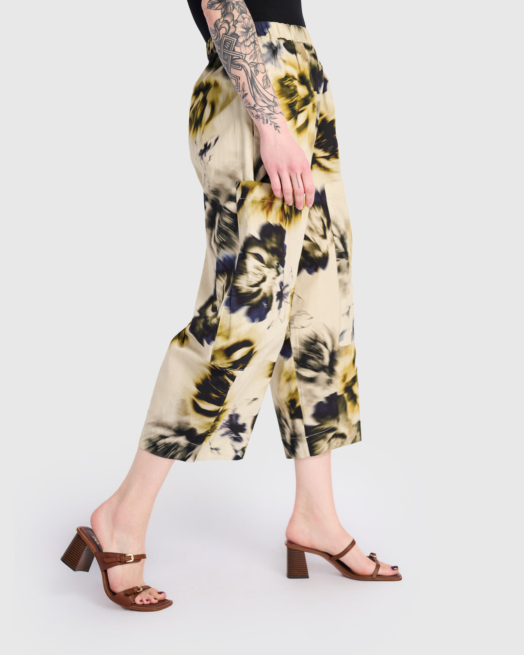 Nerolina Barrel Pants, Beige Floral