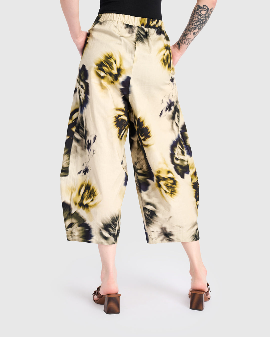 Nerolina Barrel Pants, Beige Floral