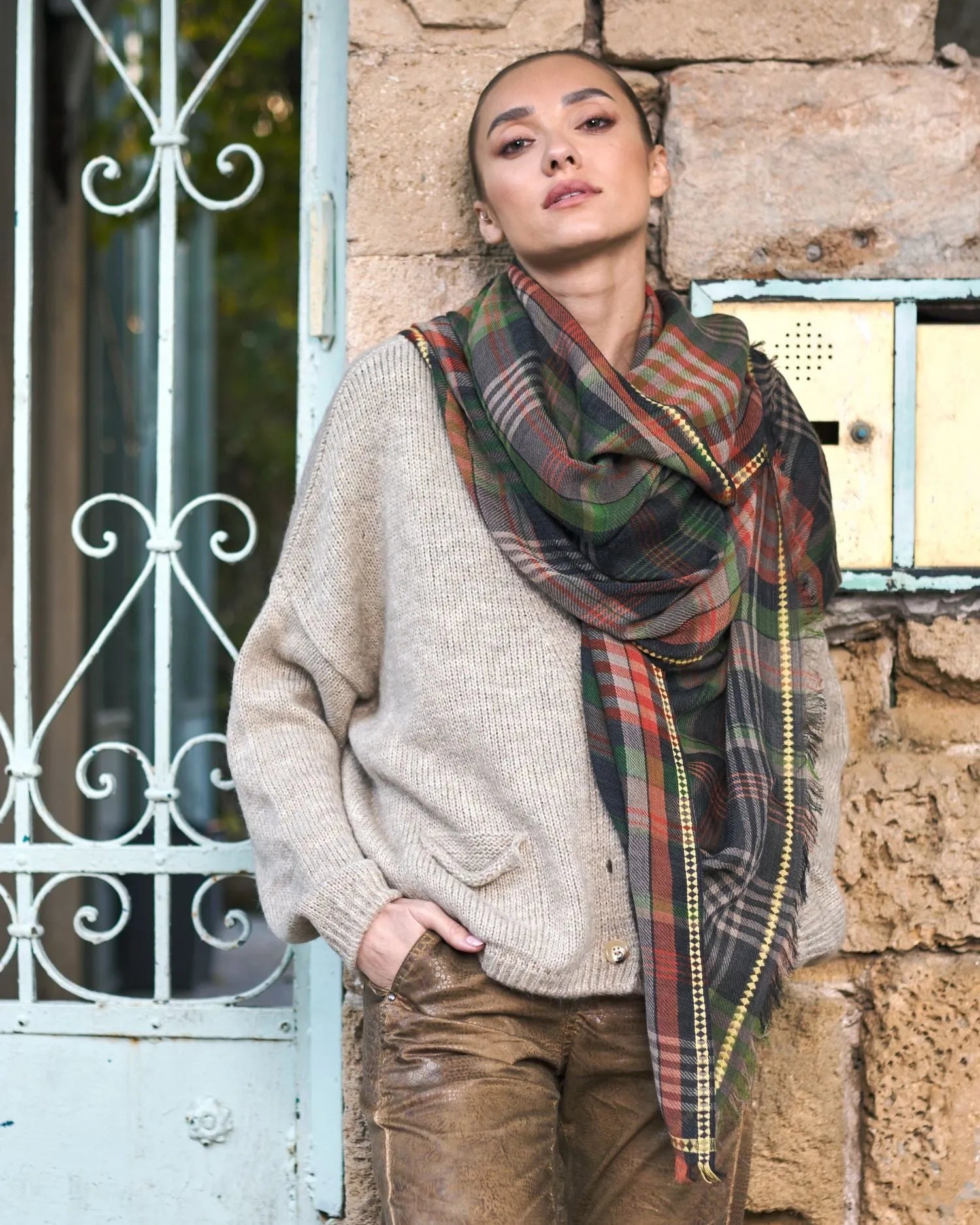 スカーフ EMPORIO ARMANI Woman Neck scarf Denim EW001919AF15834 U8052 armani-scarf-241073dkbl_600x.