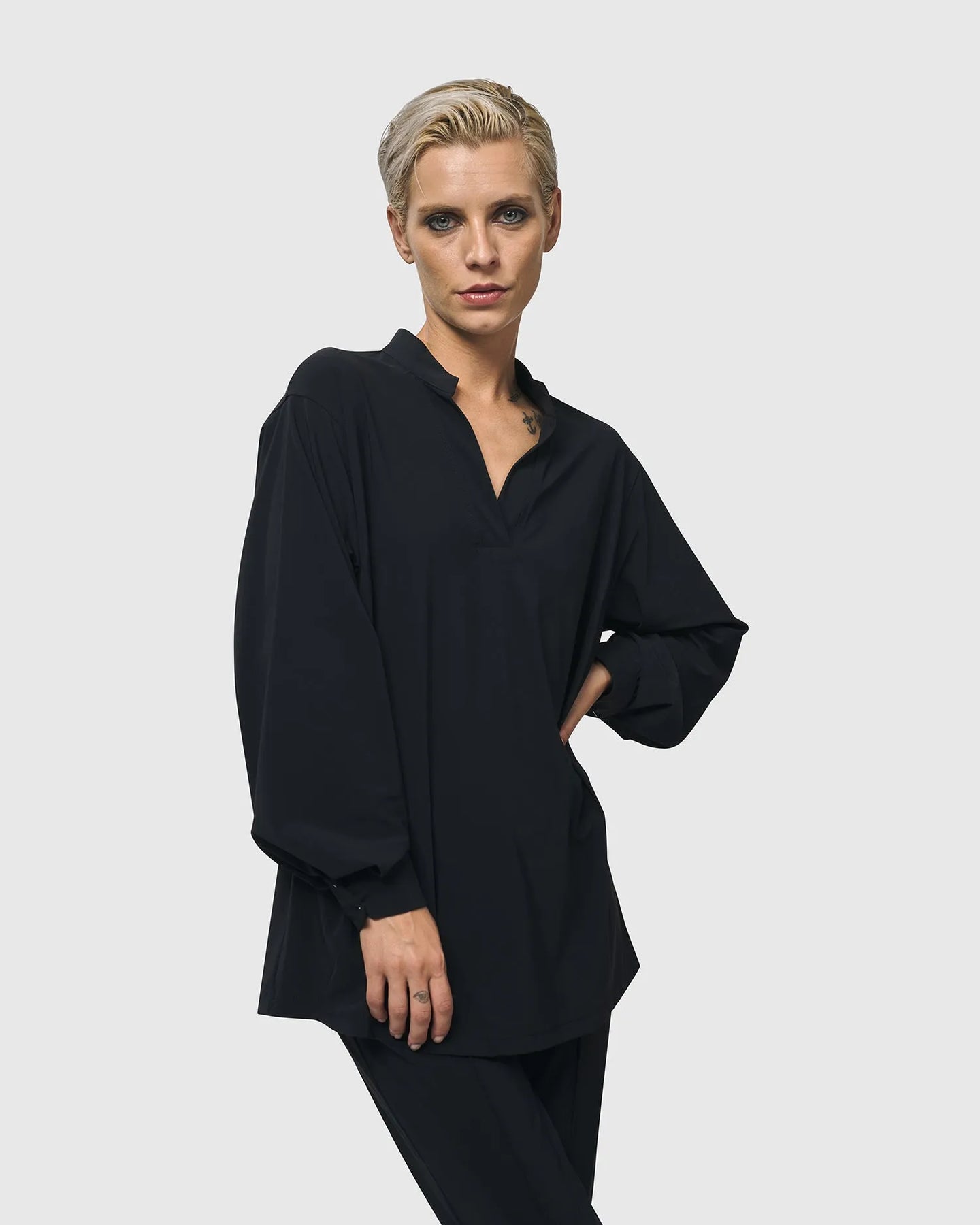 Trinity V-Neck Pullover Top, Black – Alembika U.S.