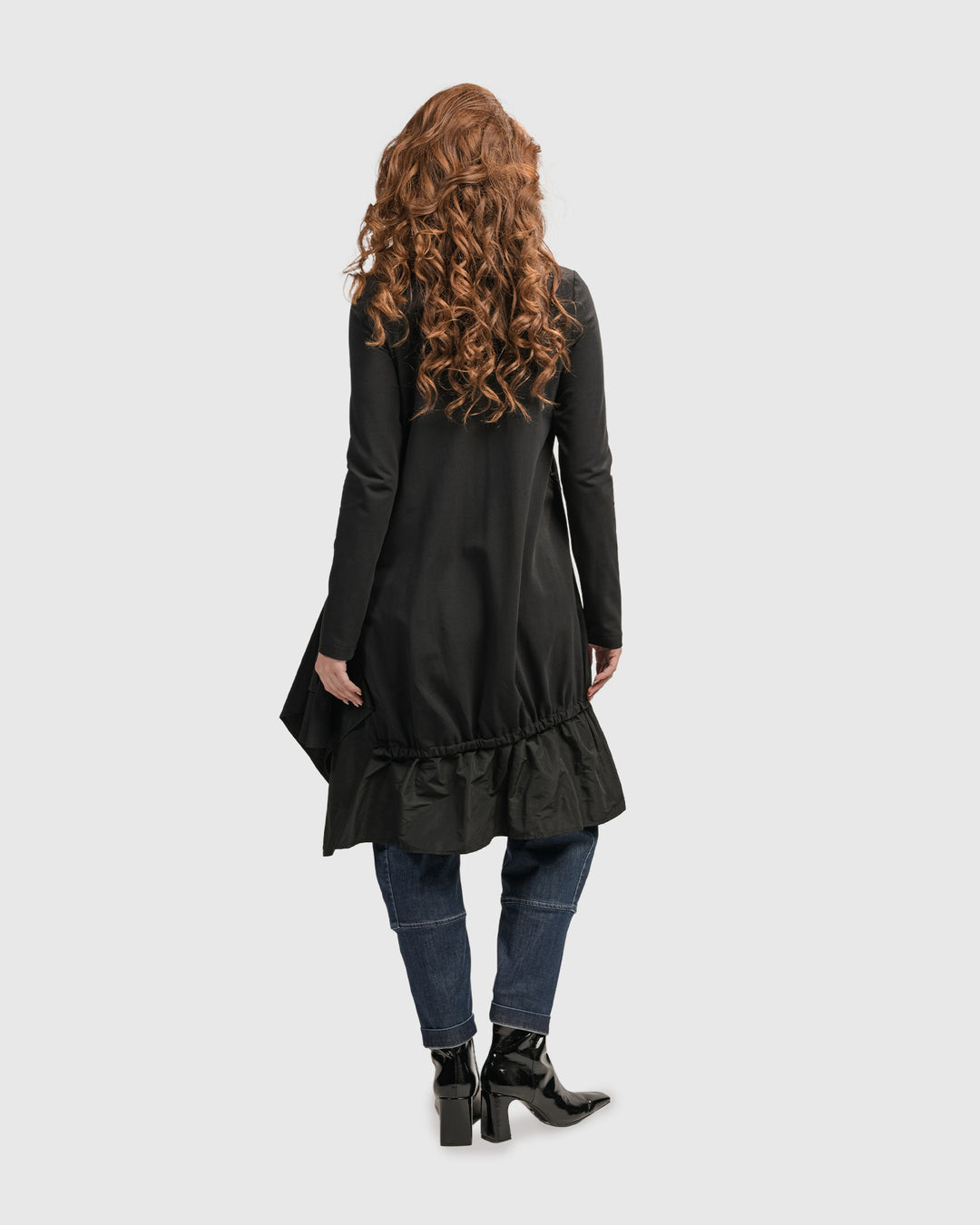 The woman in the back view is wearing an ALEMBIKA Urban New Wave Tunic Top in Black and jeans.