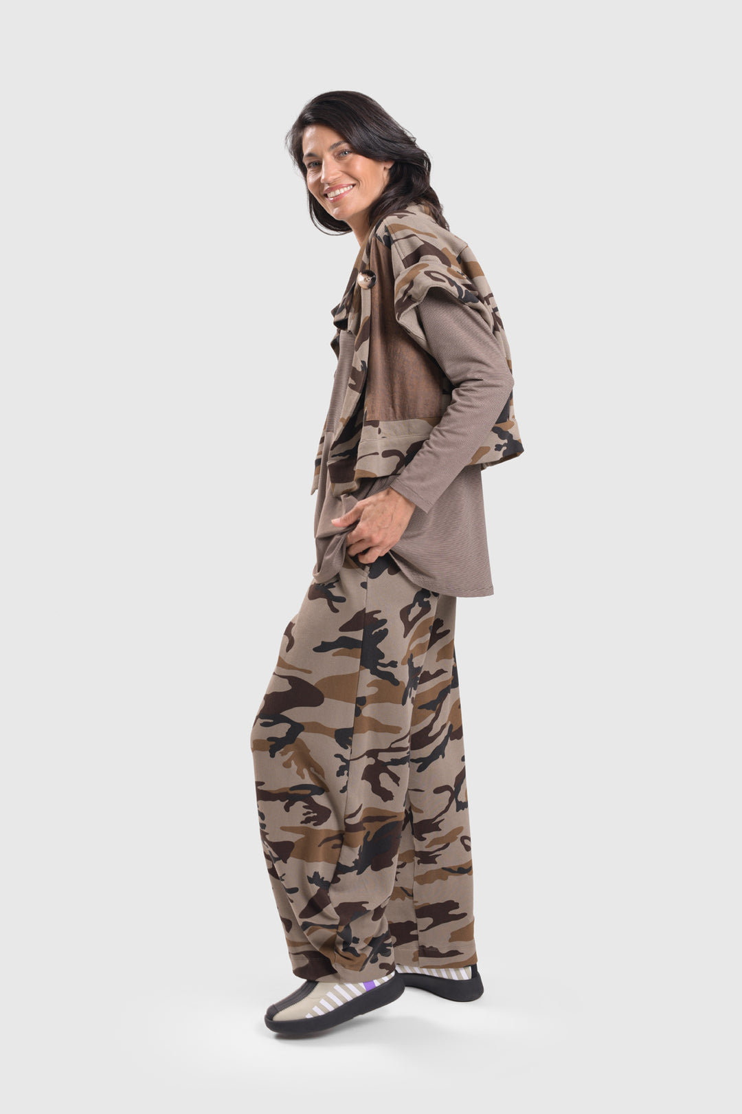 urban punto pants in brown color for women over 50