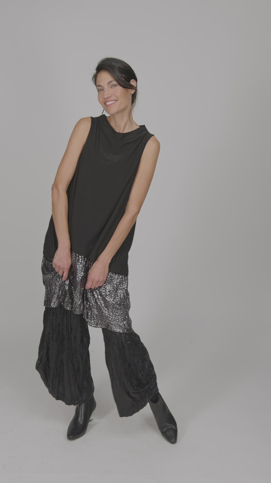 light weight glimmer punto pants in black color